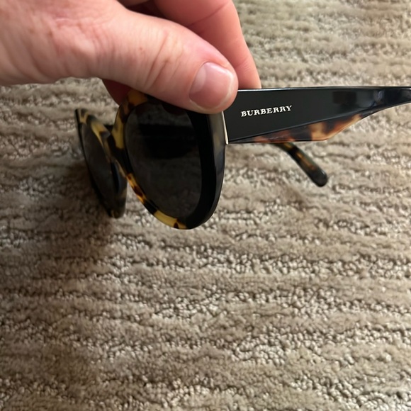 Burberry tortoiseshell sunglasses - Picture 2 of 9